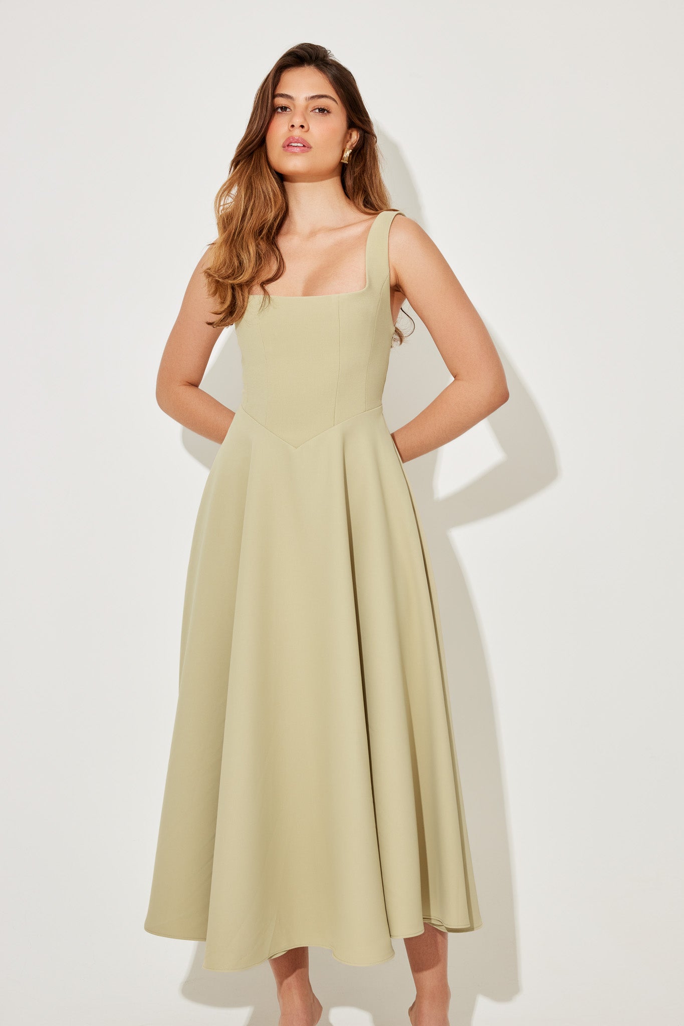 Thalira – Timeless Flowy Midi Dress